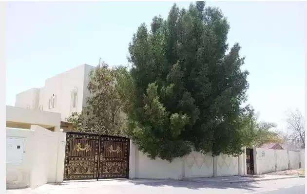 yerleşim Hazır Mülk 7+ Yatak Odası U/F Müstakil Villa  satılık içinde Al Sadd , Doha #7788 - 1  image 